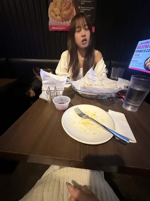 Selina after one (1) chicken wing. Rest in peace, she will be missed. 🍗💀